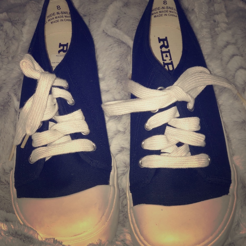 New in box Report ladies sneakers Sz 8